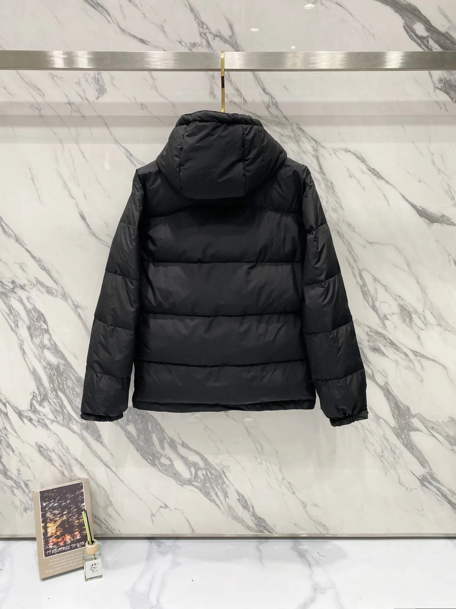 P700 Ralph Lauren/Ralph Lauren classic style winter new bright leather black down jacket jacket with removable hood extra thick plus velvet down jacket windproof and waterproof couple model [top version sold with anti-counterfeiting buckle] Purchase the original mold to create a full set of customized accessories Details determine success or failure 1. Imported barudan/Behringer embroidery machine customized 10,000-needle electric embroidery uses imported No. 7 needle imported embroidery thread to ensure that each word is full, three-dimensional and clear. It can be called the most expensive embroidery logo 2. It is filled with national standard 80 white duck down and has better thermal insulation performance. It is light and not heavy and has good fluff recovery after compression. 3. The inner lining is made of nylon and has a double-layer sealing design that will not cause any velvet leakage. The adjustable hem with a built-in drawstring buckle can prevent wind and cold. Ralph Lauren comes from the United States and has a strong American flavor. There are two brands under the name of Ralph Lauren: Poloby Ralph Lauren and Ralph Lauren has created a sales field of high-quality fashion in the world, and continues to promote the reputation of designer Ralph Lauren and the glorious image of the Ralph Lauren brand. Accessories: Original tag, washed label + electroplated YK zipper logo, the same style for both men and women, a must-have winter style. Color: bright black, matte black, navy blue, size: M~XXL